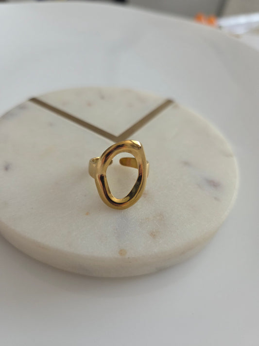 Oval gold ring