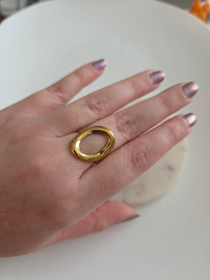 Oval gold ring